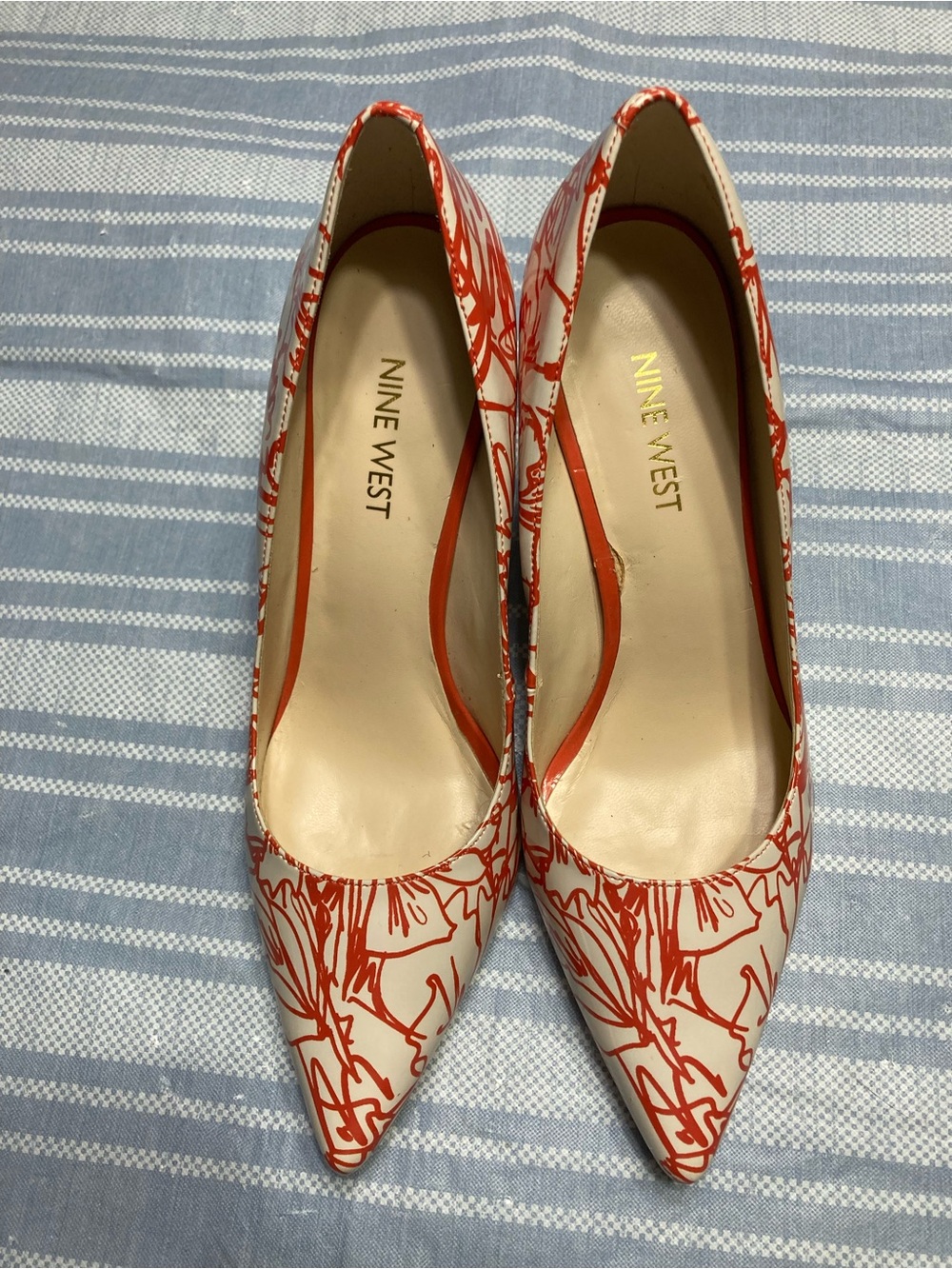 Nine West white and red abstract designed heels with pointed toe. - Picture 2 of 5